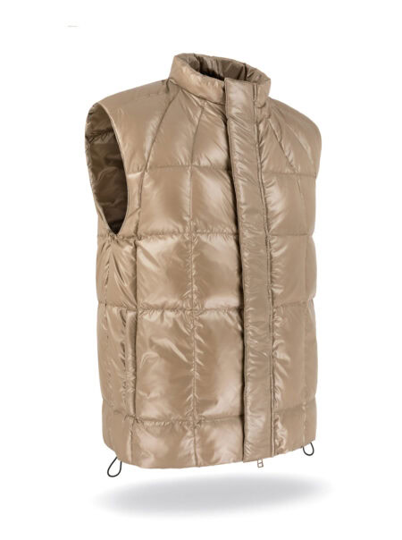 Men light vest with pockets and zipper. Natural goose down vest, compact and light.