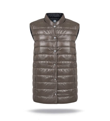 Reversible, two-sided vest with marron and black colours. Stud fastening, two front pocekts with zippers