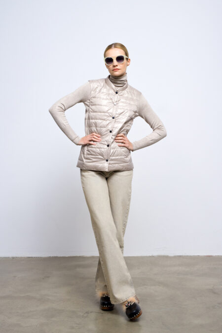 Reversible, two-sided vest with grey and ivory colours. Stud fastening, two front pocekts with zippers