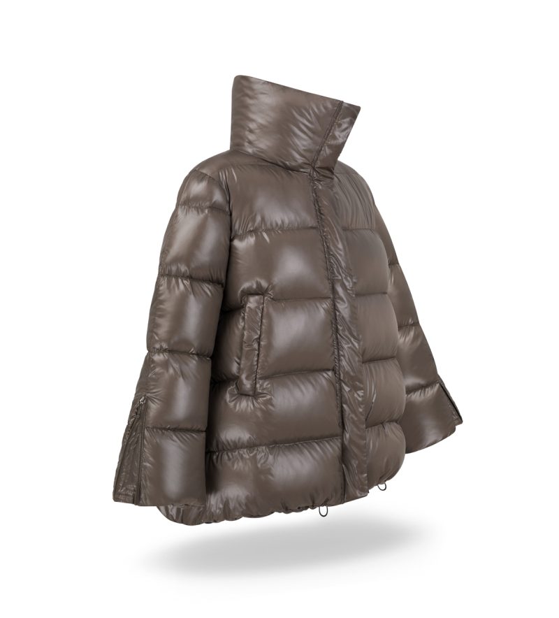 Down jacket in a cool shade of greyish brown with a slight sheen, high collar, convenient pockets and zips on the sleeves. This down jacket expands downwards like the iconic bell bottoms.
