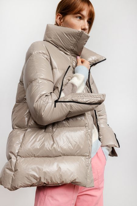 Down jacket in a cool shade of beige with a slight sheen, high collar, convenient pockets and zips on the sleeves. A-line jacket with natural down insulation.