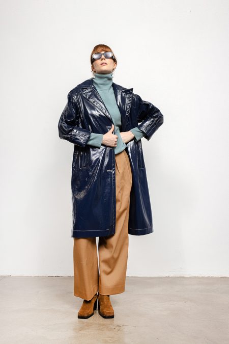Eco-leather coat with belt and shiny finish. It has detachable down lining. A-line, wide cuffs.
