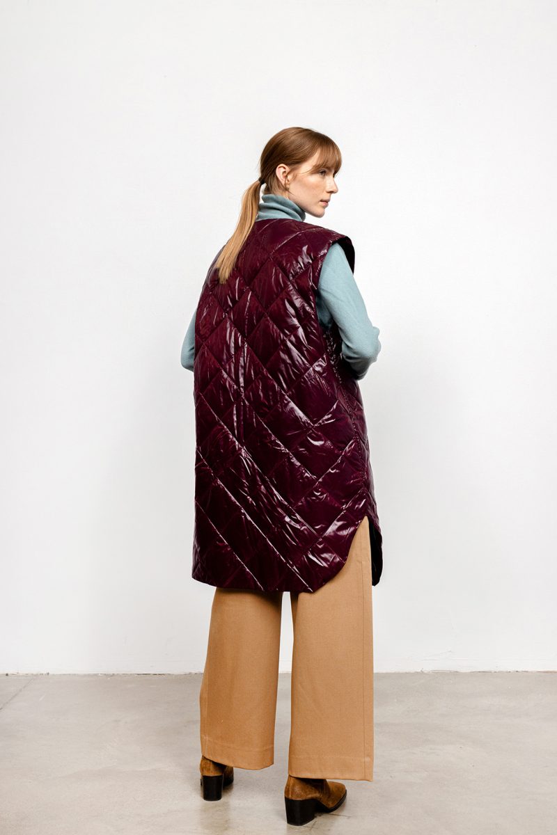 Down sleeveles lining for eco-leather coat. It has diamond quilting and burgundy colour.
