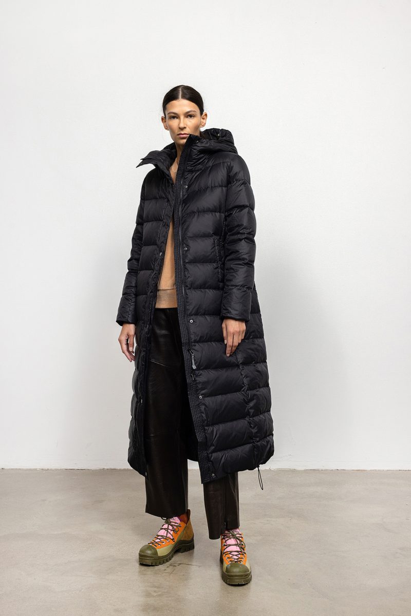 Długi, otulający płaszcz puchowy na zimę. Naturalny puch gęsi. Płaszcz posiada kaptur i regulację w talii.