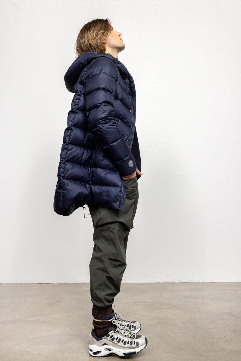 Quilted winter jacket for man, natural down fillng, navy colour, two front pocekts, zipper and hood