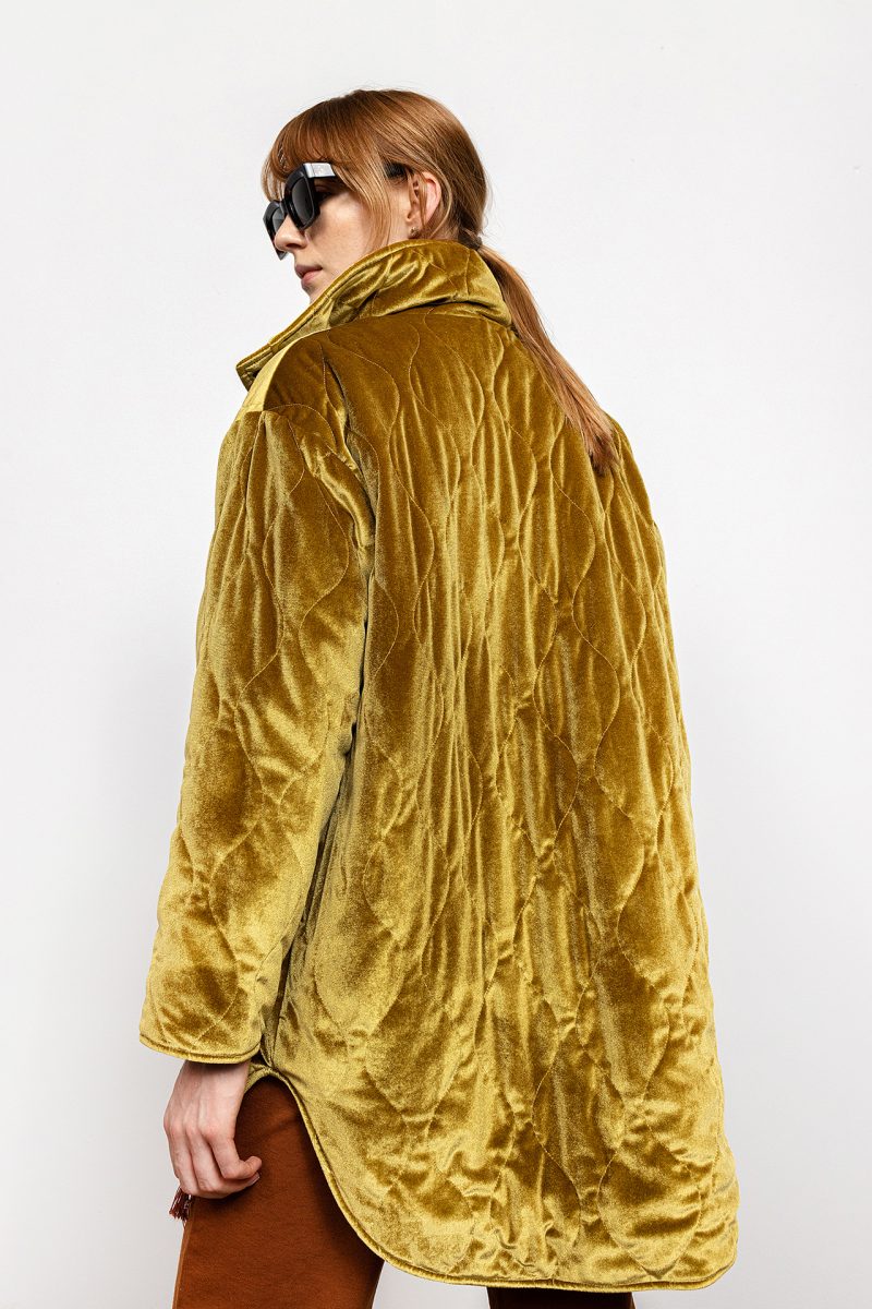Velvet jacket with natural down insulation. Zipper and studs, two front pockets. High collar. Glossy finish.