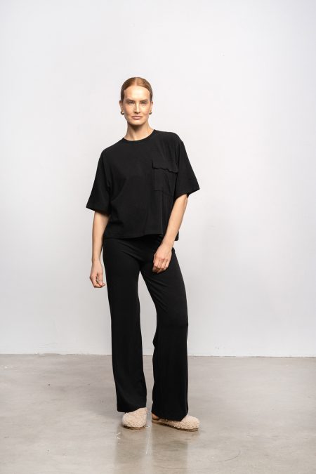 Bamboo t-shirt with round neck, black colour. Loose fit, front pocket with ruffles. Joggers with elastic waist.