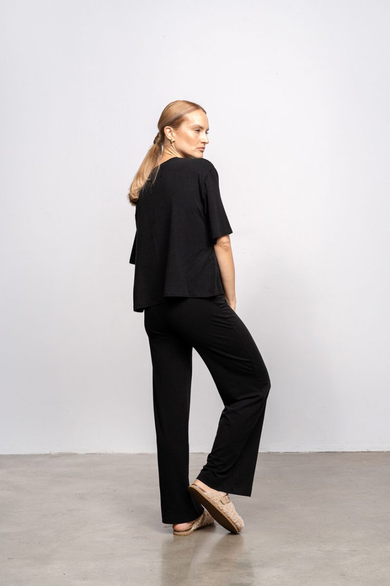 Bamboo t-shirt with round neck, black colour. Loose fit, front pocket with ruffles. Joggers with elastic waist.