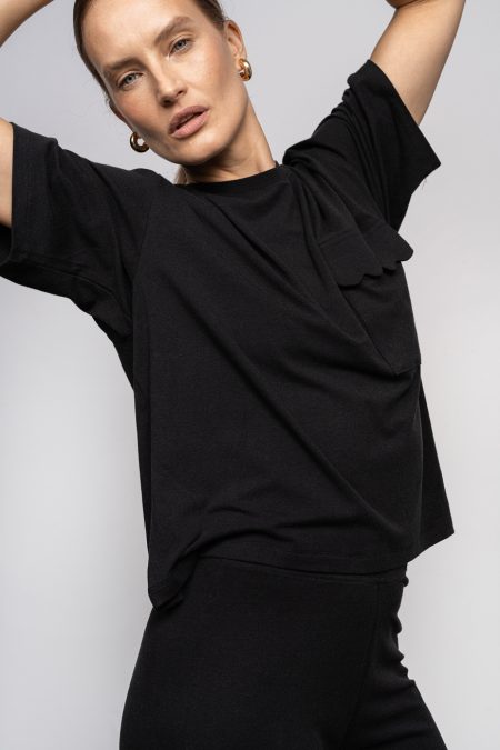 Bamboo t-shirt with round neck, black colour. Loose fit, front pocket with ruffles.