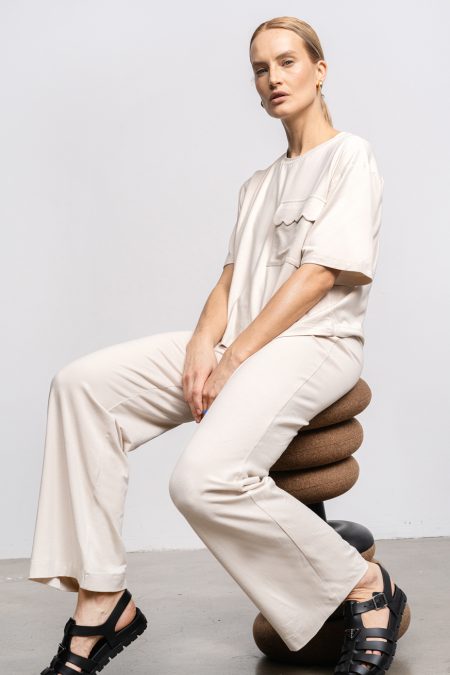 Wygodne spodnie z tkaniny bambusowo-bawełnianej, lekkie i oddychające. Proste nogawki, elastyczna talia. Koszulka z okrągłym dekoltem, z przednią kieszenią z aplikacją w kształcie fali.