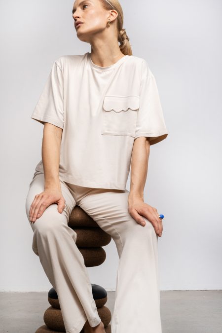 Bambusowa, przewiewna koszulka z okrągłym dekoltem, z przednią kieszenią z aplikacją w kształcie fali.