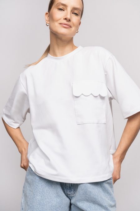 Bawełniana koszulka o wysokiej gramaturze, z okrągłym dekoltem i krótkim rękawem. Przednia kieszeń z aplikacją w kształcie fali.