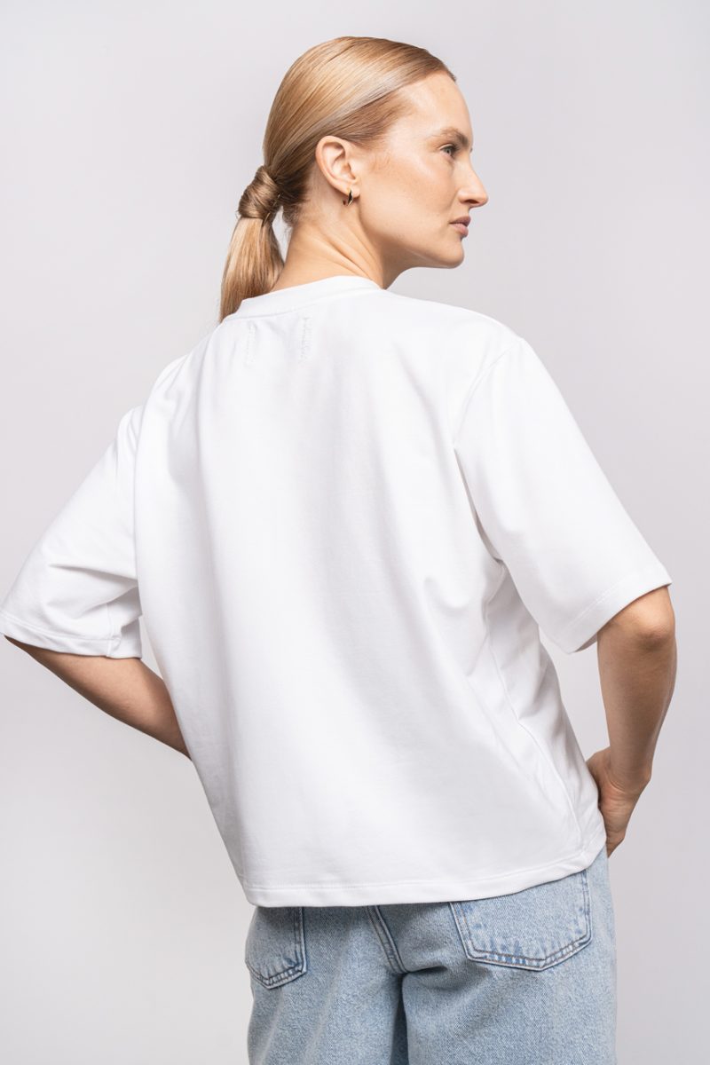 Rich cotton t-shirt, soft material, round neck and elbow sleeves. Wavy application on the front pocket.