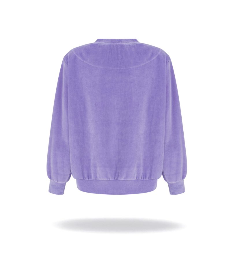 Sweatshirt with round collatr, velvet material. Soft, loose fit.