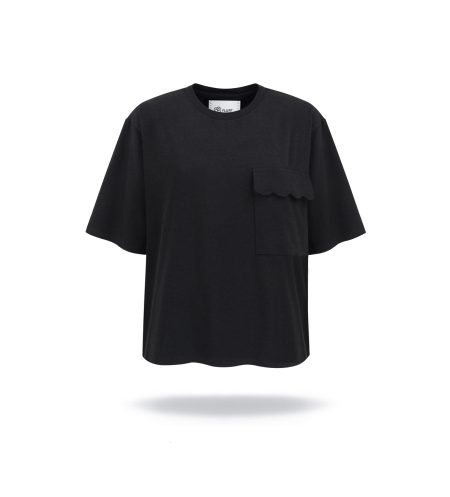 Bamboo t-shirt with round neck, black colour. Loose fit, front pocket with ruffles.