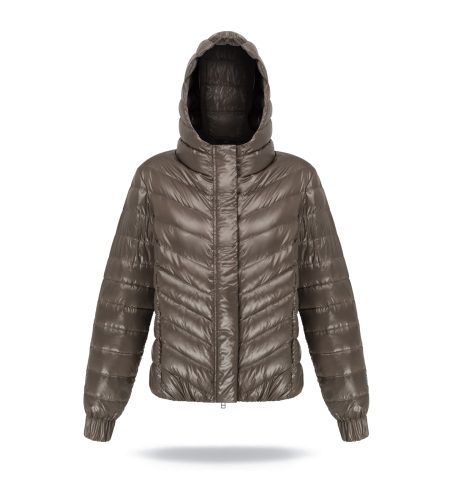 Light urban jacket with hood and zipper. Diagnonal quilting, natural goose down insulation and front pockets.