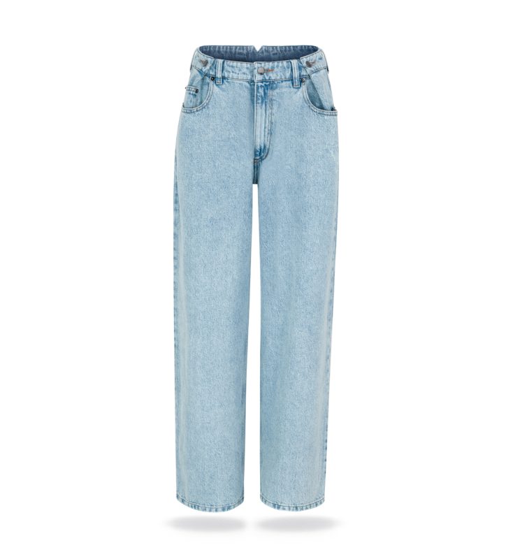 Spodnie denim trousers z miękkiego bawełnianego denimu ze średnim stanem. Dwie kieszenie z przodu i z tyłu, regulacja w pasie, luźna szeroka nogawka.