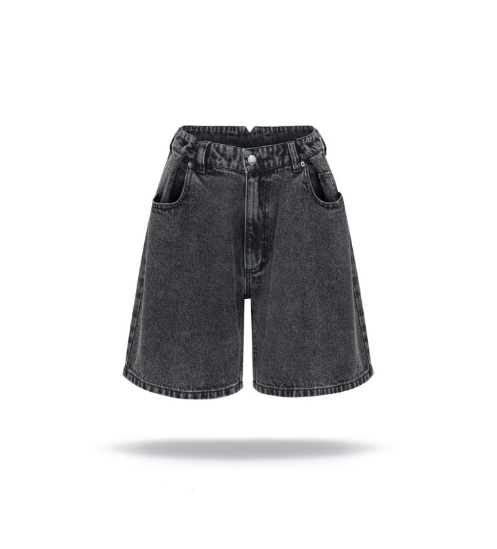 Spodenki denim shorts z miękkiego bawełnianego denimu ze średnim stanem. Dwie kieszenie z przodu i z tyłu, regulacja w pasie, luźna szeroka nogawka.