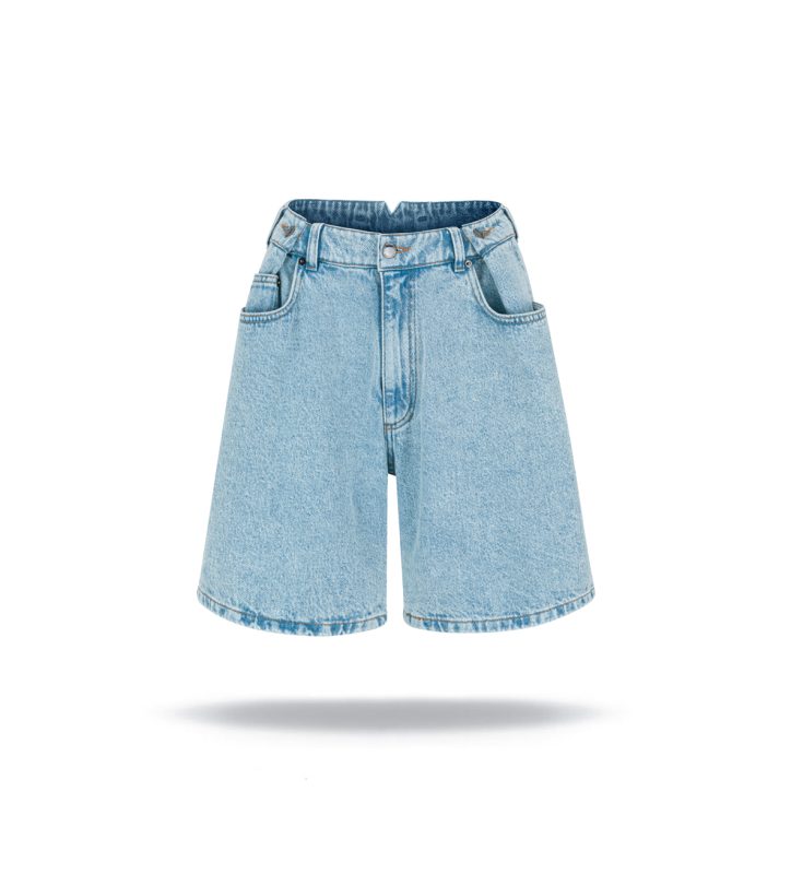 Spodenki denim shorts z miękkiego bawełnianego denimu ze średnim stanem. Dwie kieszenie z przodu i z tyłu, regulacja w pasie, luźna szeroka nogawka.