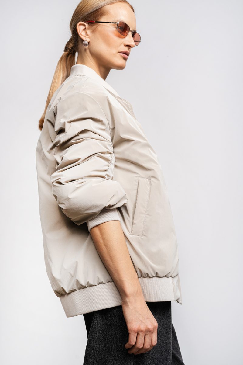 Light bomber jacket, inspired by flyers jacekts for women. Front pocket on the chest, zipper and elastic cuffs and bottom.
