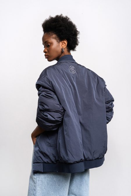 Light bomber jacket, inspired by flyers jacekts for women. Front pocket on the chest, zipper and elastic cuffs and bottom.