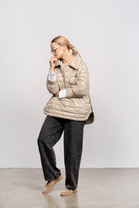 Overhead jacket with zippers on the sides, two front pockets and polo neckline with snaps. Horizontal quilting. Light, compact jacket for fall and spring.