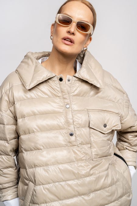 Overhead jacket with zippers on the sides, two front pockets and polo neckline with snaps. Horizontal quilting. Light, compact jacket for fall and spring.