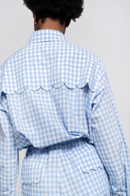 Koszula bawełniana w kratkę vichy z ozdobną aplikacją na plecach. Prosty fason. Błękitna, zapinana na guziki.