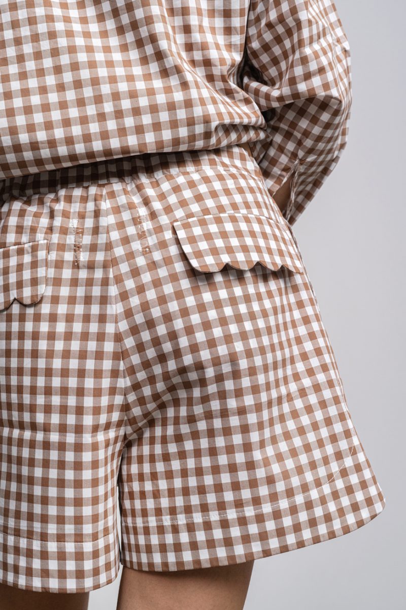Cotton shorts, brown vichy chceck, elastic band at the waist, loose fit and back pocket.