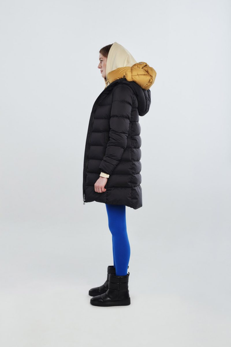 Basic winter coat with adjustablr waist and hood. Natural goose down. Fluff logo on the sleeve.