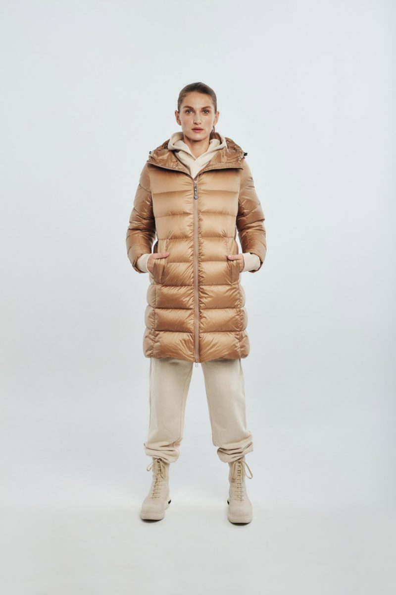 Basic winter coat with adjustablr waist and hood. Natural goose down. Fluff logo on the sleeve.