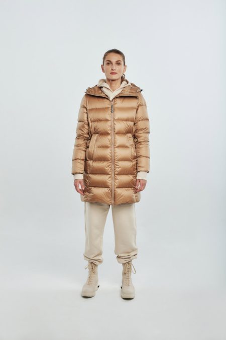Basic winter coat with adjustable waist and hood. Natural goose down. Fluff logo on the sleeve.