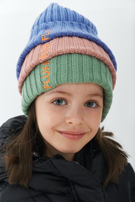 Miękka czapka z naturalnej wełny merynosa z haftowanym logo fluff w kontrastującym kolorze
