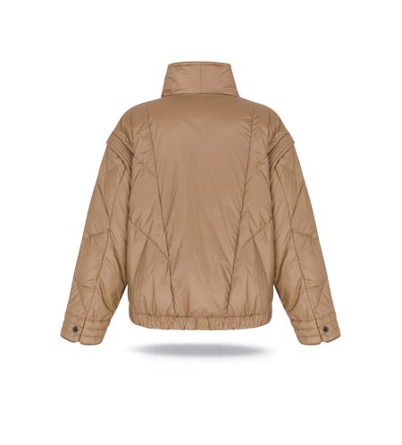 A light, transitional down jacket in caramel that can easily be turned into a vest - it has zippered sleeves. Filled with natural goose down, light and compact. Suitable for wearing all year round at temperatures above 5 degrees Celsius.