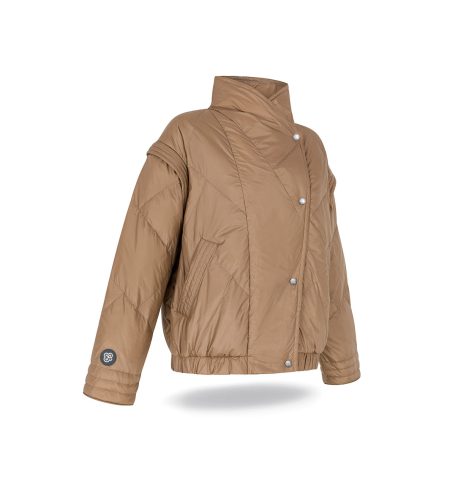 A light, transitional down jacket in caramel that can easily be turned into a vest - it has zippered sleeves. Filled with natural goose down, light and compact. Suitable for wearing all year round at temperatures above 5 degrees Celsius.