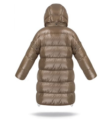 Puchowy płaszcz zimowy z odpinanymi rękawmi, fason oversize. Posiada odpinany kaptur.