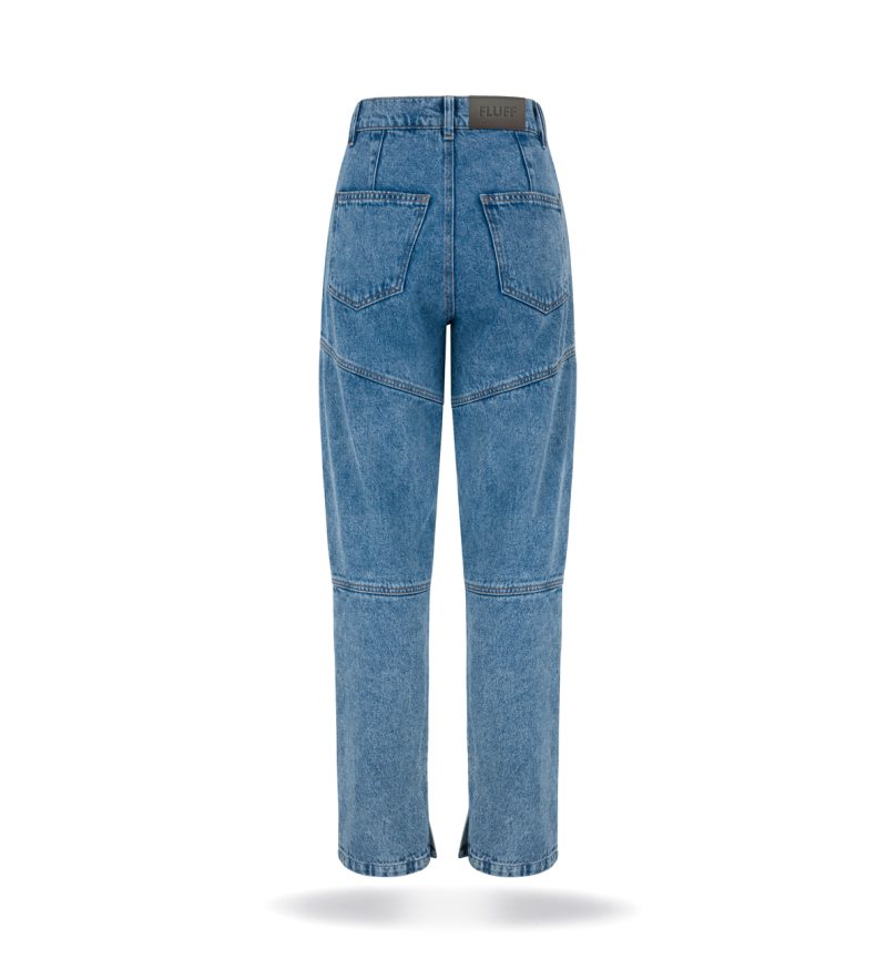 Spodnie jeansowe z kolekcji wiosennej, posiadają poziome przeszycia na nogawkach co dodaje im wyjątkowego looku. Prosta nogawka i wysoki stan