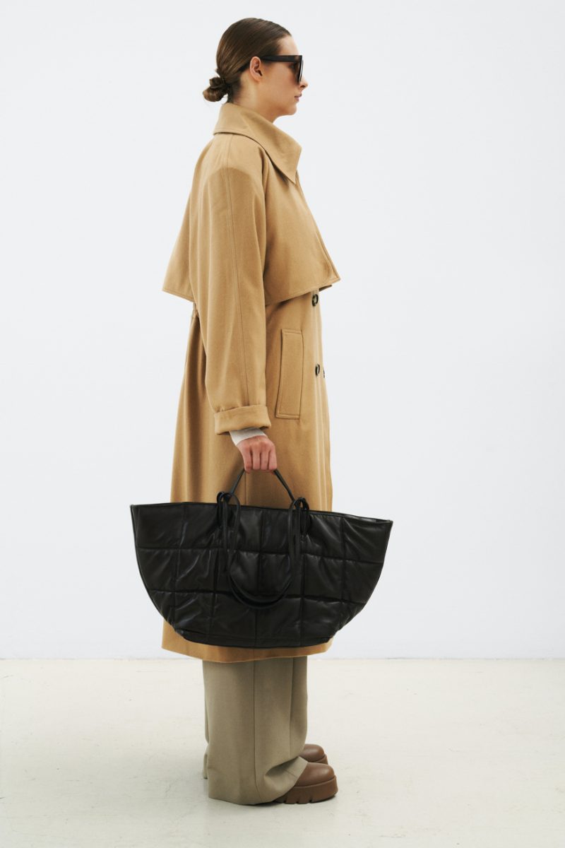 Skórzana torebka pikowana, duża torba shopperka z podwójnymi rączkami o różnych długościach. Troebka w kolorze czarnym.