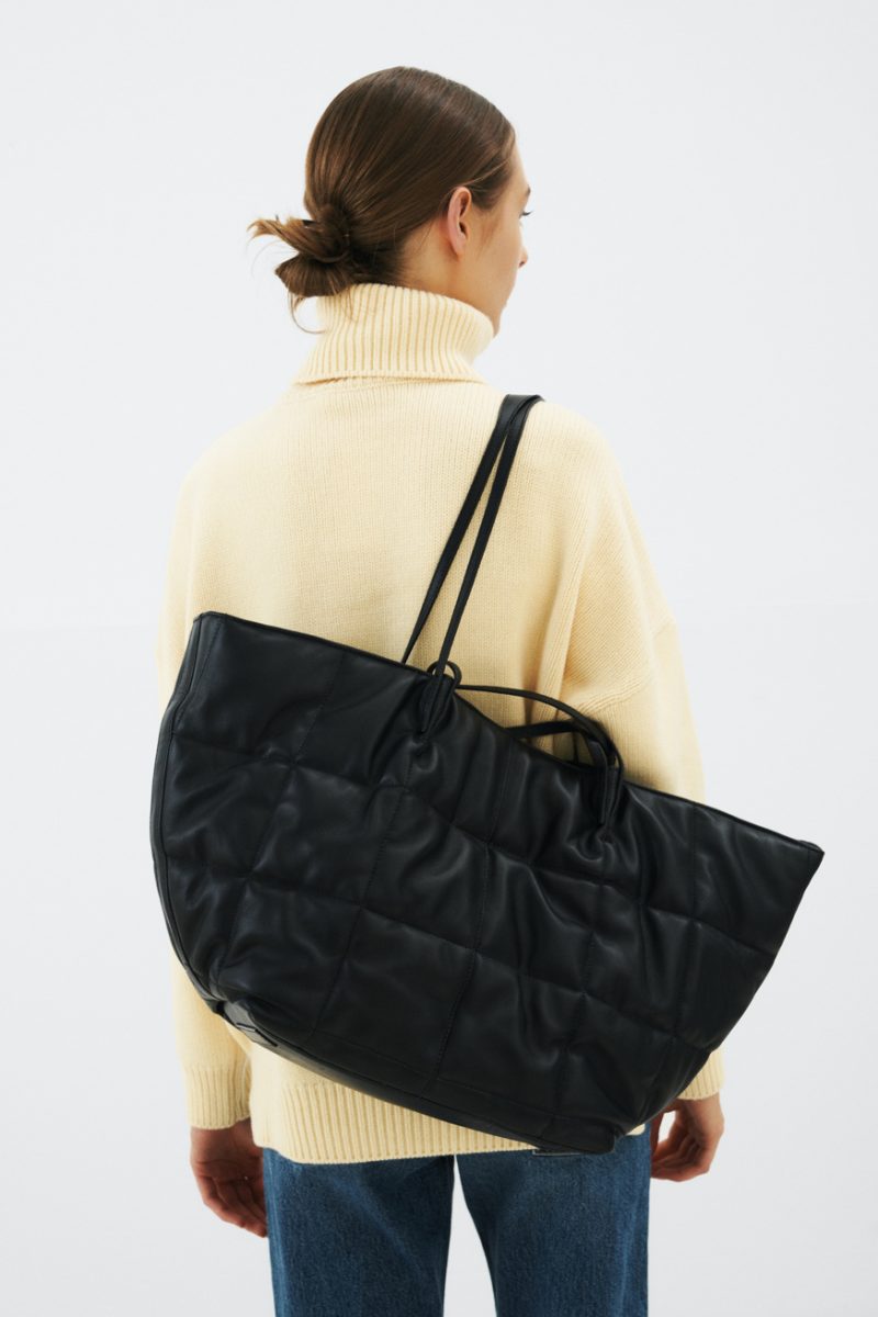 Skórzana torebka pikowana, duża torba shopperka z podwójnymi rączkami o różnych długościach. Troebka w kolorze czarnym.