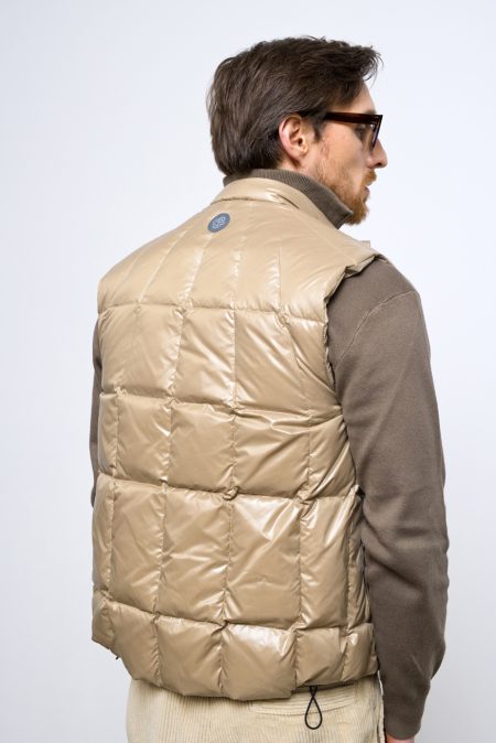Men light vest with pockets and zipper. Natural goose down vest, compact and light.