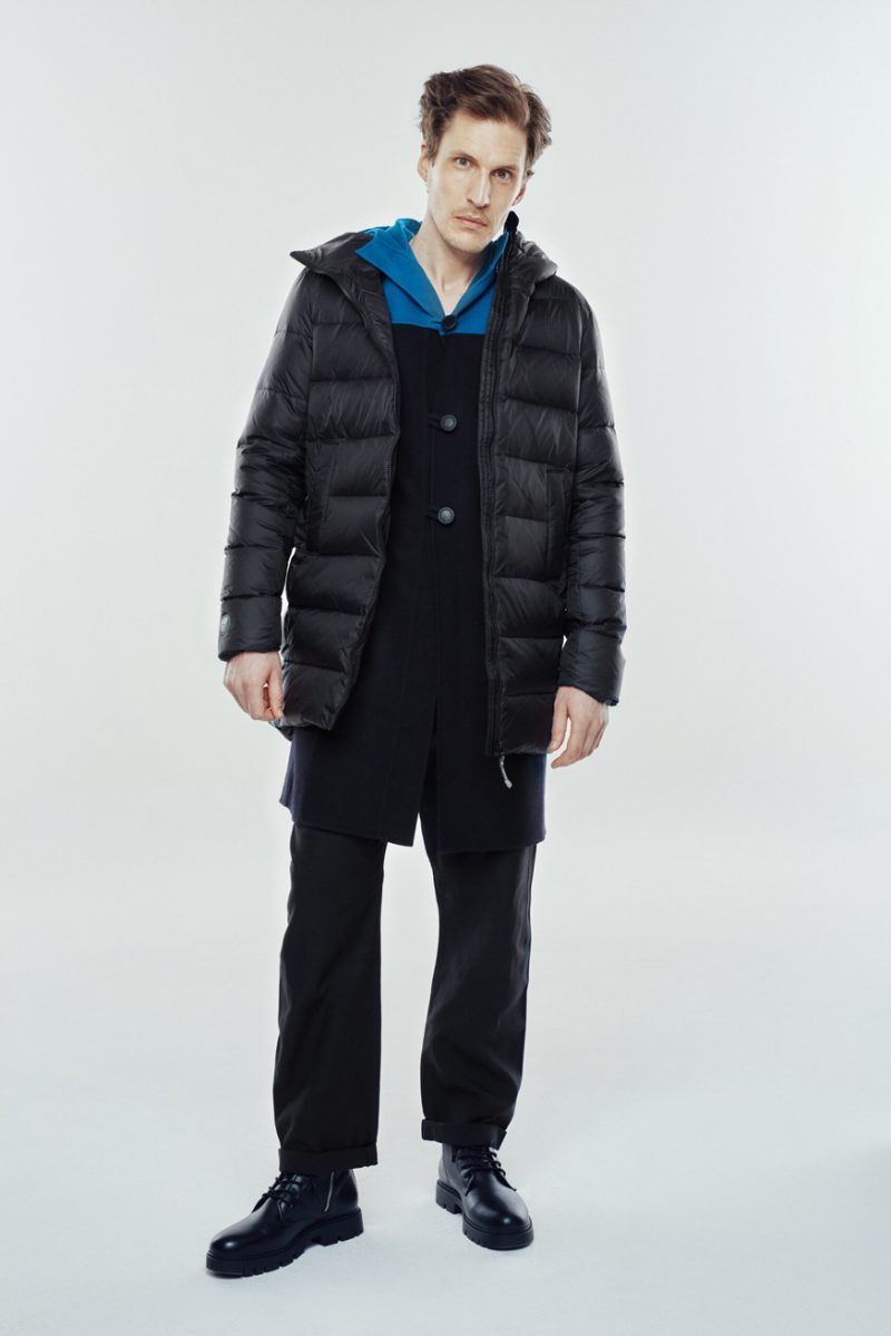 Quilted winter jacket for man, natural down fillng, black colour, two front pocekts, zipper and hood