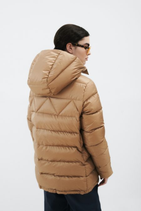 Quilted puffer jacket with natural goose down insulation, two front pockets and zipper.