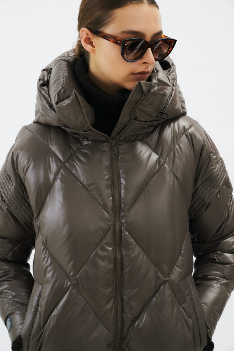 Diamond quilted jacekt with natural down insulation. Removable hood and sleeves. Two pockets and zipper.
