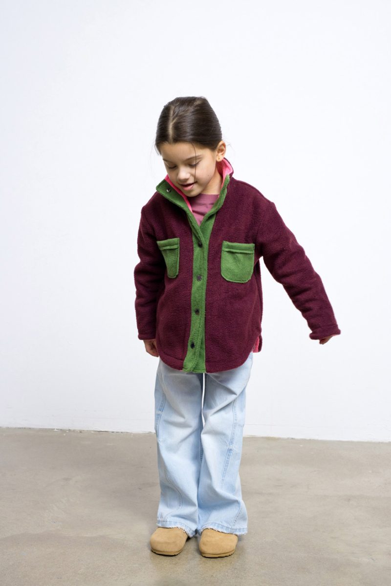 Reversible fleece jacket for kids with two pockets and front pockets, contrasting colours - burgundy and neon pink. Long sleeve, snap fastening.