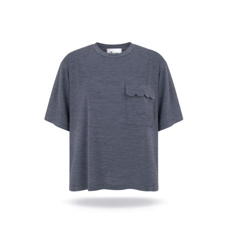 Merino t-shirt with round neck, graphite colour. Loose fit, front pocket with ruffles.
