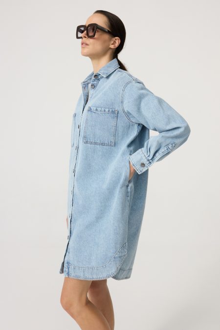 Denim dress with front and side pockets, light-washed denim, straight loose cut. Button fastening.