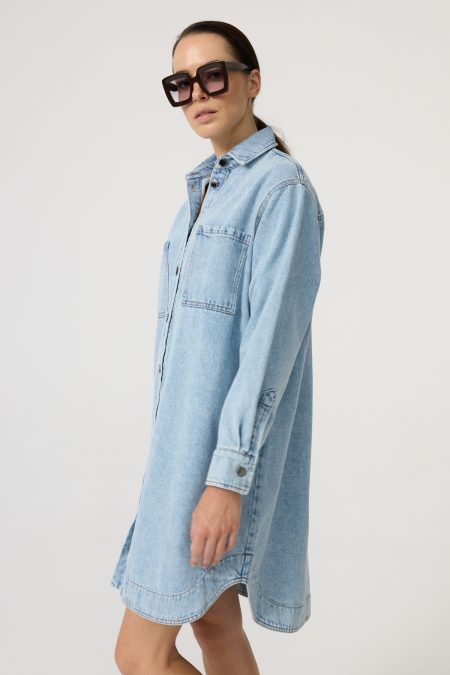 Denim dress with front and side pockets, light-washed denim, straight loose cut. Button fastening.