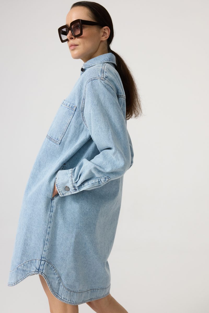 Denim dress with front and side pockets, light-washed denim, straight loose cut. Button fastening.