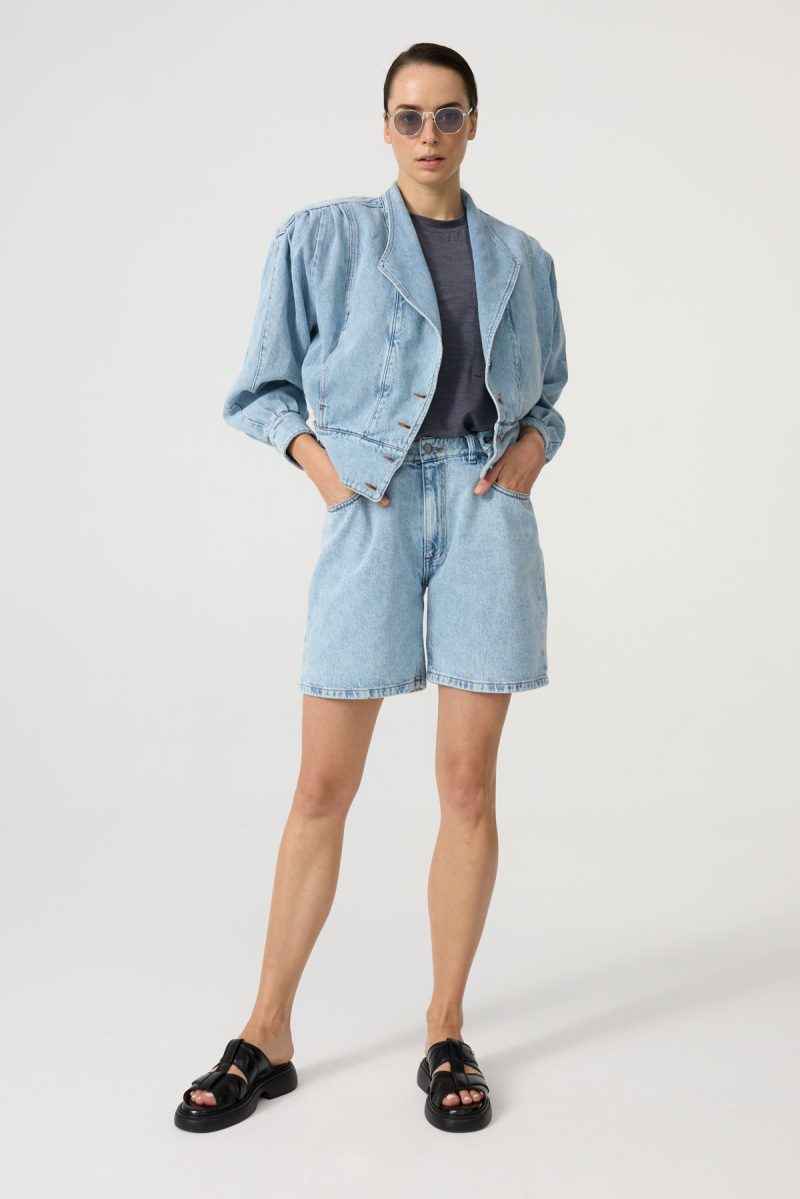 Denim jacket with wide shoulder, soft light denim and buttons on the front.