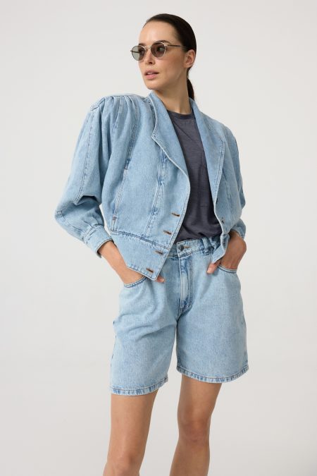 Kurtka denim jacket z kieszeniami z przodu i szerokimi ramionami. Pas w talii, przednie guziki.